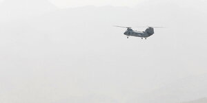 Ein Hubschrauber fliegt über Kabul, Afghanistan