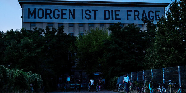 Der Berliner Club Berghain in der Dämmerung