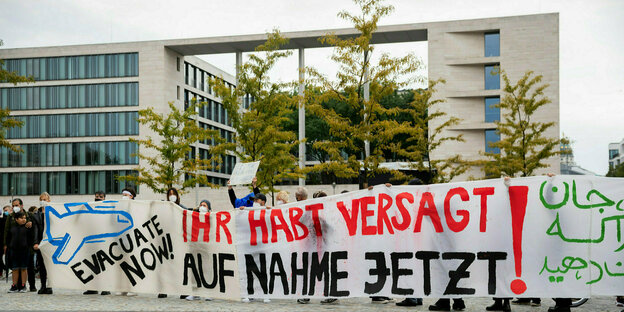 transparent vor dem Kanzleramt mit der Aufschrift "Ihr habt versagt. Evacuate now" in Berlin