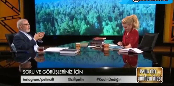 Ali Riza Demirkan, Islam-Gelehrter, und eine Fernsehmoderatorin sitzen sich in einem TV-Studio gegenüber.