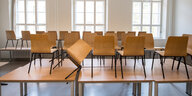 Auf Tische gestehlte Stühle in einem Berliner Klassenzimmer, ein Stuhl ist gekippt