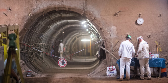 Mitarbeiter stehen im Atomendlager Schacht Konrad im Zufahrtsbereich für den Schacht 2.