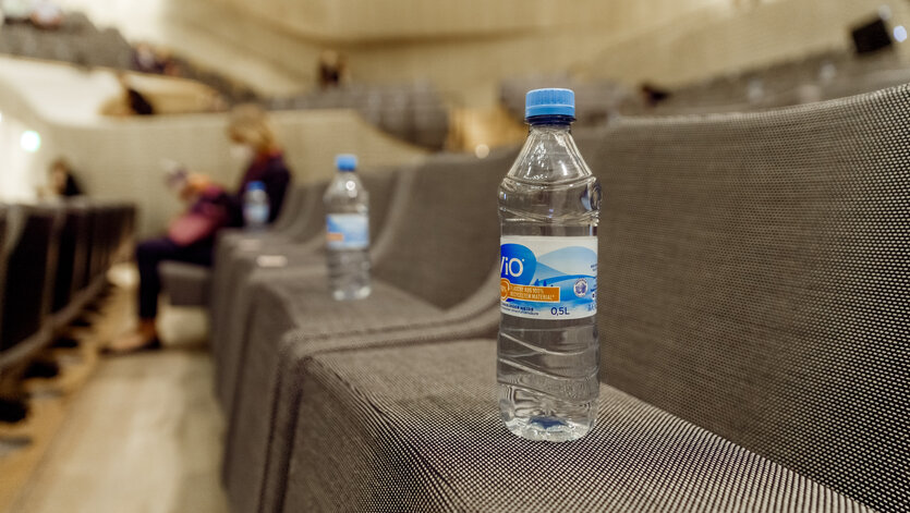 Flasche auf einem Sitz der Elbphilarmonie