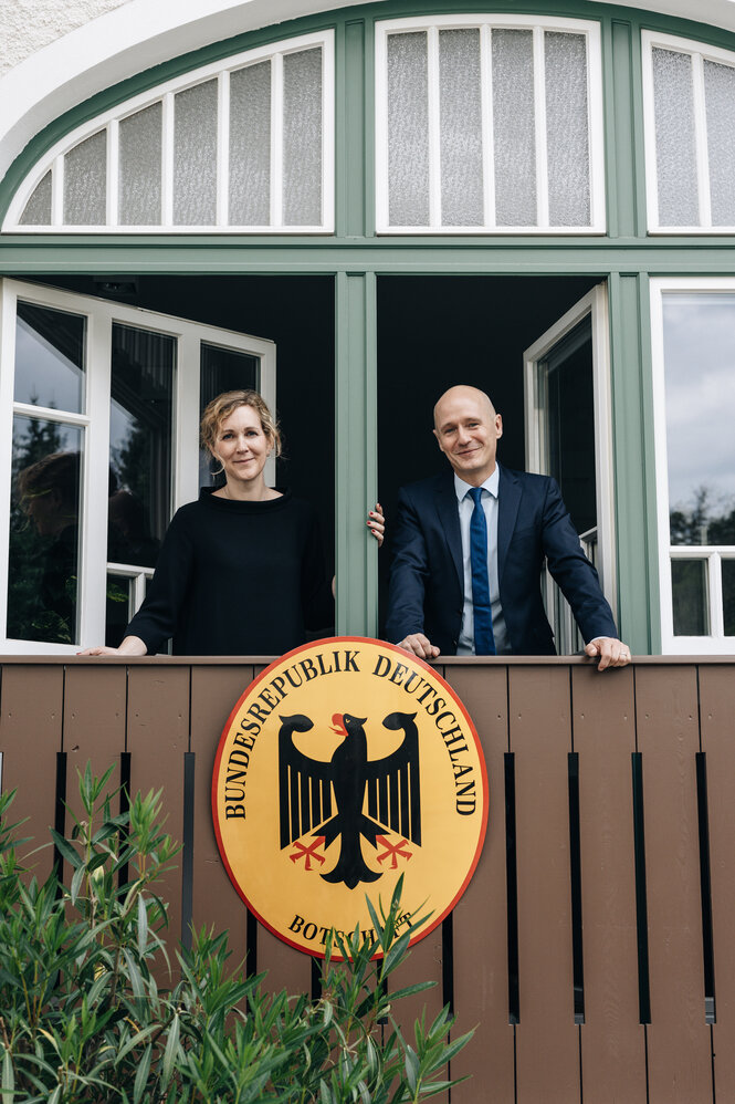 Eine Frau und ein Mann stehen auf einem Balkon