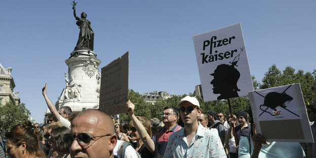 Protestzug am Platz der Republik, Schild mit Pickelhaube,Impfsprizte Pfizer Kaiser