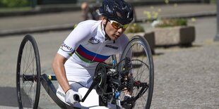 Die paralympische Sportlerin Andrea Eskau auf ihrem Handbike