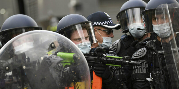 Polizisten mit Helm und Uniform.