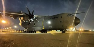 Ein militärisches Transportflugzeug, ein Airbus A400M der deutschen Luftwaffe, steht auf dem Flughafen von Taschkent