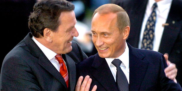 Ex-Kanzler Schröder umarmt Präsident Putin.