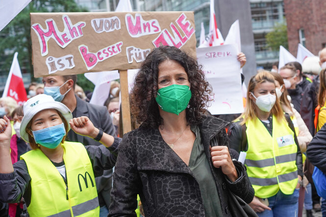 Bettina Jarasch steht vor mehreren Streikenden