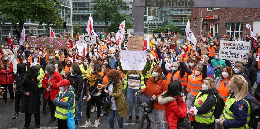 Menschen protestieren vor dem Sitz von Vivantes