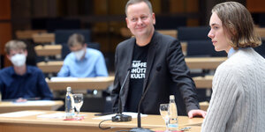Klaus Lederer steht im Parlament mit einem Gewinner von Jugend diskutiert