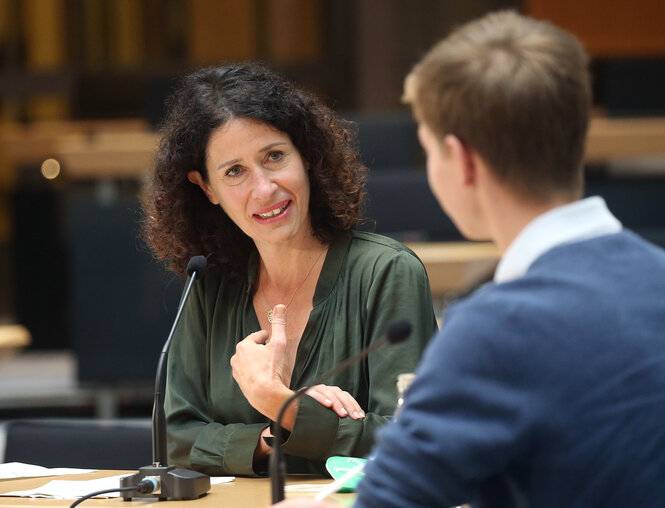 Bettina Jarasch diskutiert bei "Jugend debattiert"