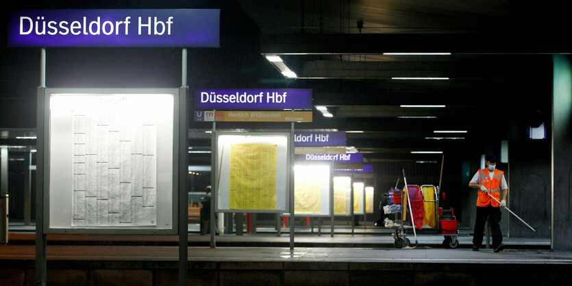 Ein Service-Mitarbeiter reinigt einen Bahnsteig