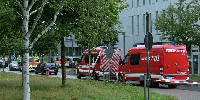 Hinter Flatterband stehen mehrere Rettungswagen.