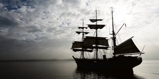 Das Segelschiff "Gorch Fock" läuft am 2.10.2014 in Kiel aus ihrem Heimathafen aus.