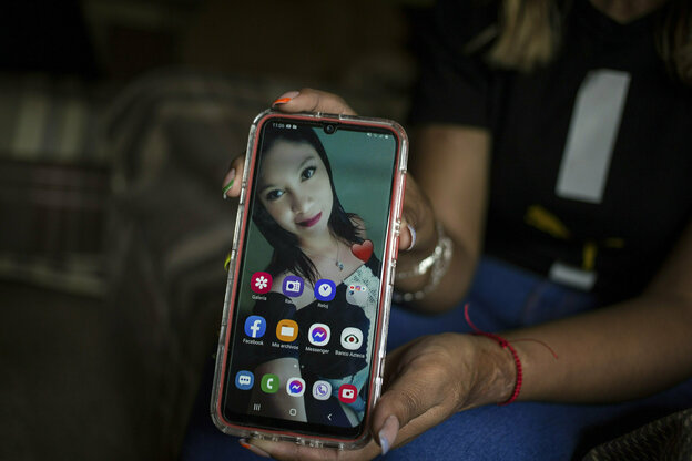 Eine Frau zeigt ein Handy mit Portrait