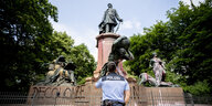Polizist begutachtet beschmiertes Bismarck-Denkmal