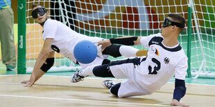 Zwei deutsche Goalballer verteidigen das eigene Tor