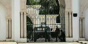 geschlossene Tore vor dem Parlament