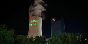 "Stop Datteln 4" igrüne Schrift mit einem Laser auf den Kühlturm projeziert