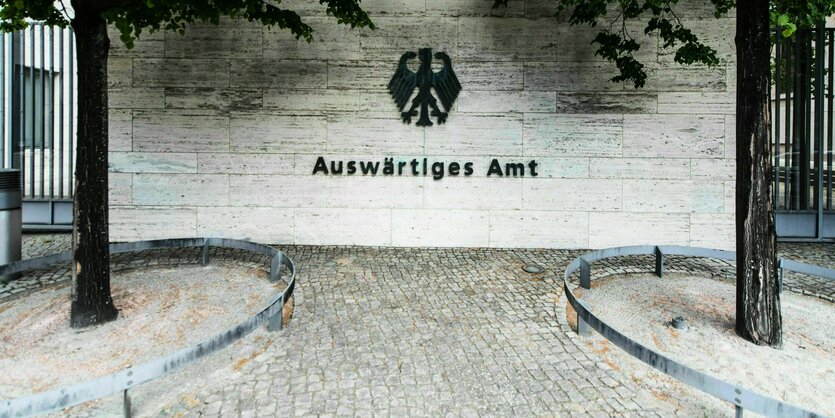 Fassade des Auswärtigen Amtes mit Bundesadler