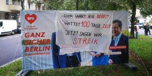 Ein Wahlplakat der SPD mit der Aufschrift "Ganz sicher Berlin" wurde mit einem Transparent der Krankenhausbewegung überhangen. Darauf steht: "Ihr wart nie bereit, hattet 100 Tage Zeit, jetzt sagen wir Streik"
