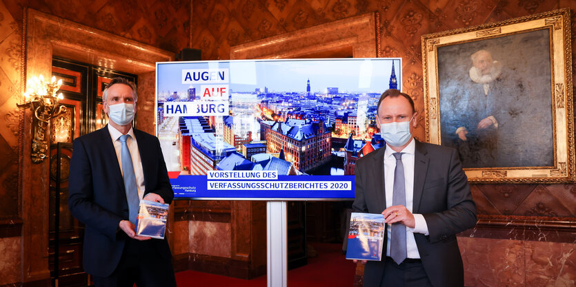 Andy Grote und Torsten Voß bei der Präsentation des Verfassungsschutzberichts im März 2021.