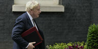 Boris Johnson mit Aktentasche unter dem Arm vor dem Haus in der Downing Street