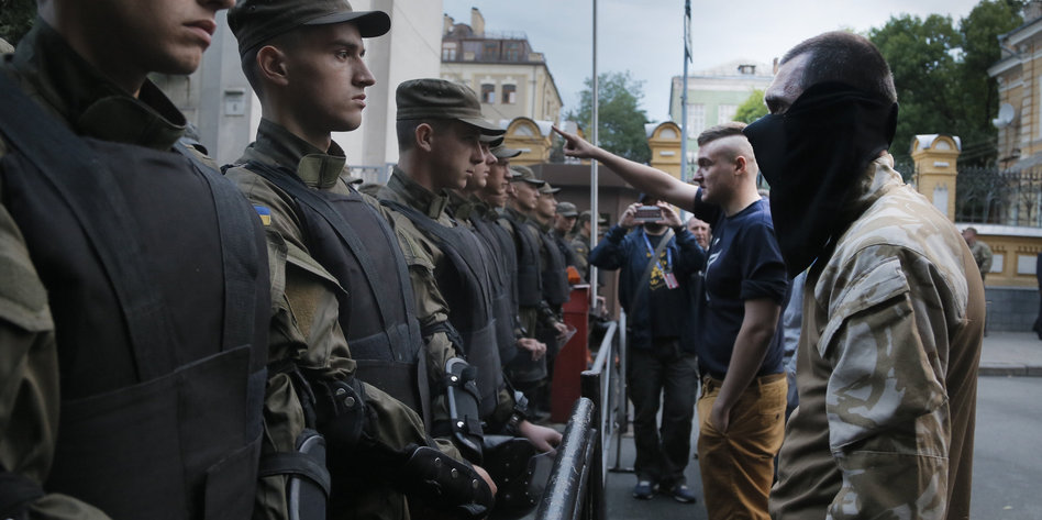 Krise in der Ukraine: „Rechter Sektor“ im Aufstand - taz.de