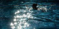 Schwimmerin zieht in einem Berliner Freibad ihre Bahn