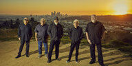 Die fünf Musiker von Los Lobos vor dem Panorama von Los Angeles