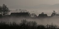 Ein Bauernhof und Nebel