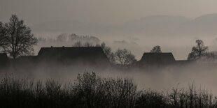 Ein Bauernhof und Nebel