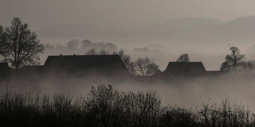 Ein Bauernhof und Nebel