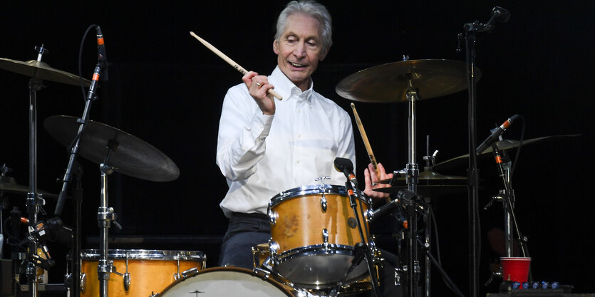 Charlie Watts am Schlagzeug, den linken Stick zwischen Mittel- und Ringfinger gehalten.