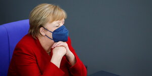 Kanzlerin Angela Merkel sitzt mit Maske im Bundestag.