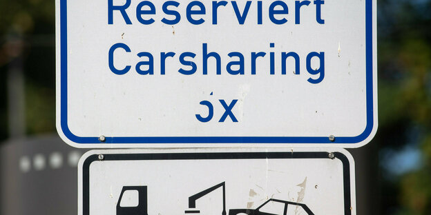 Das Foto zeigt ein Verkehrsschild, das Parkplätze für Car-Sharing-Autos reserviert