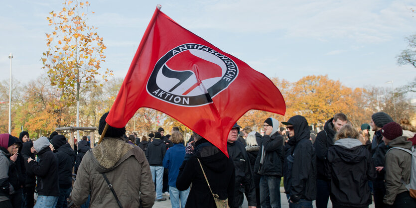 Demonstration mit Flagge der Antifaschistischen Aktion