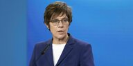 Die deutsche Verteidungsministerin trägt ein blaues Sakko und hält eine Rede