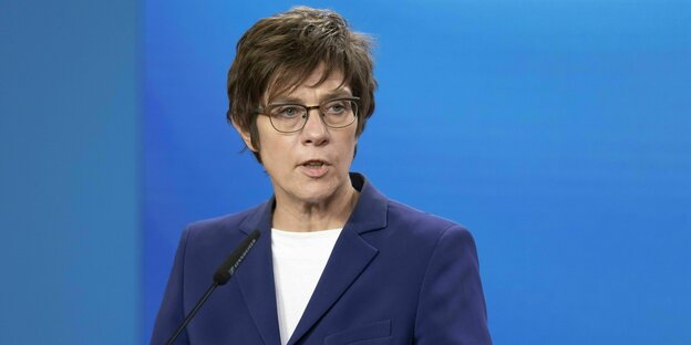 Die deutsche Verteidungsministerin trägt ein blaues Sakko und hält eine Rede Die deutsche Verteidungsministerin trägt ein blaues Sakko und hält eine Rede