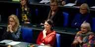 Grüne Frauen im Bundestag, Mitte Baerbock im roten Kleid