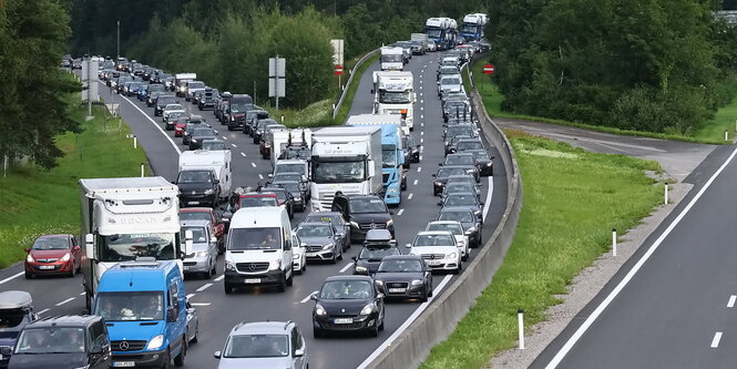 Autos stehen im Stau