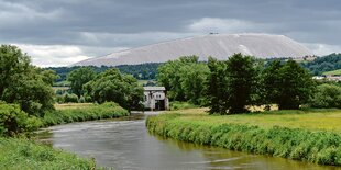 Der Kali-Abraumberg und die Werra im osthessischen Philippsthal