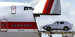 Ein Auto wird in ein Frachtflugzeug verladen