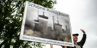 Ein Demonstrant protestiert mit dem Plakat "Schöne Aussichten"