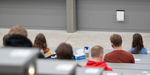 Studierende sitzen in einem Hörsaal