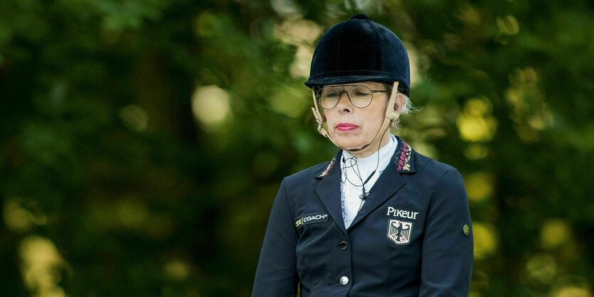 Heidemarie Dresing mit Reiterhelm