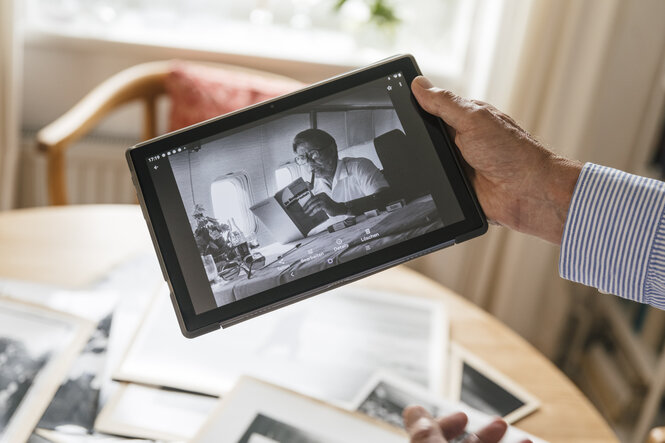 ein Foto von Helmut Schmidt im Flugzeug auf einem IPAD