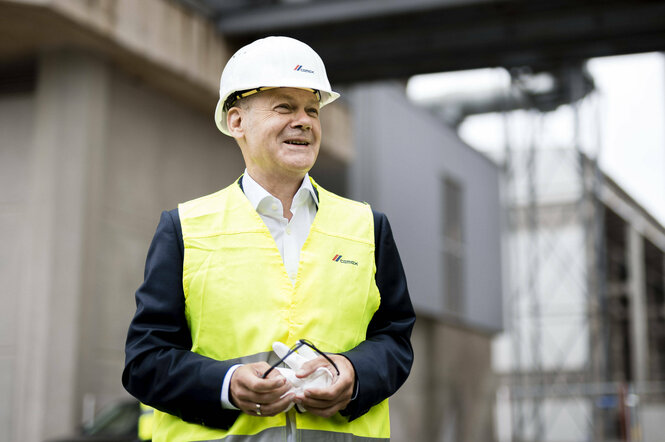 Scholz mit gelber Weste im Zementwerk